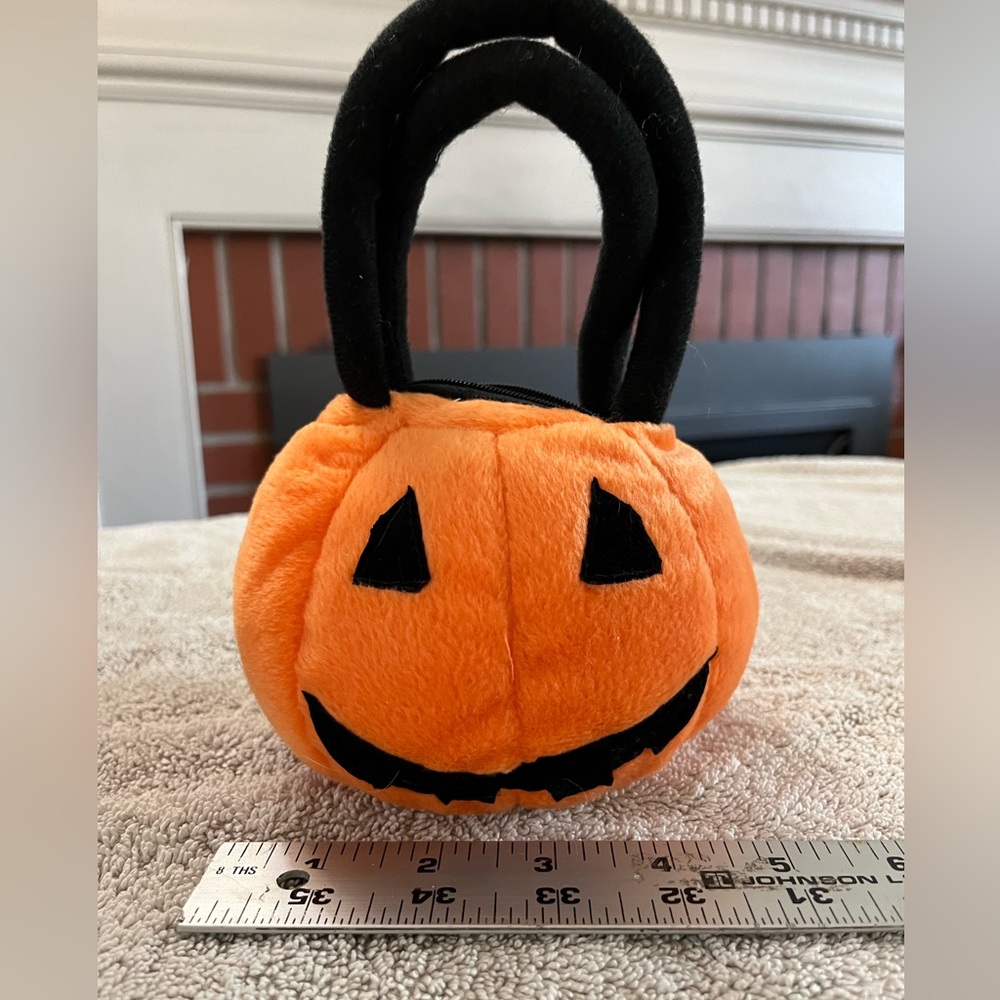 Pumpkin mini purse withโ zipper pocket. Halloween fun for kids or grown ups!